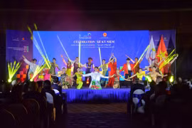 Trong khuôn khổ chương trình, sinh viên Khoa tiếng Pháp – Trường Đại học Hà Nội góp mặt với tiết mục biểu diễn nghệ thuật đặc sắc, mang đậm dấu ấn văn hóa Pháp ngữ. (Ảnh: HANU)