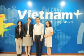 Bà Kamitani Naoko, Bí thư thứ nhất, Vụ trưởng Vụ Báo chí và Văn hóa Đại sứ quán Nhật Bản tại Việt Nam (thứ hai từ trái sang) đã có buổi làm việc với Tổng Biên tập Báo Điện tử VietnamPlus Trần Tiến Duẩn. (Ảnh: Hoài Nam/Vietnam+)