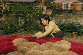 Bộ phim lấy bối cảnh một làng nghề truyền thống, dùng câu chuyện bảo tồn văn hóa để gửi gắm thông điệp tình người. (Ảnh: VTV)