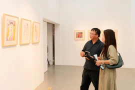 Họa sỹ Nguyễn Tuấn Cường (trái) là một gương mặt ấn tượng của nền mỹ thuật Việt Nam đương đại. (Ảnh: PV/Vietnam+)