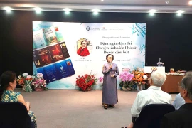 Nhà văn, nhà giáo, nhà báo, nhà thơ Nguyễn Thị Mỹ Dung trong buổi ra mắt sách. (Ảnh: Minh Thu/Vietnam+)