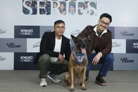 Diễn viên Thanh Sơn (phải) và Coddy trong buổi họp báo ra mắt phim. (Ảnh: PV/Vietnam+)