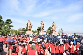 Từng đoàn học sinh tham quan Khu Di tích Bạch Đằng Giang. (Ảnh: Hữu Trưởng/Vietnam+)