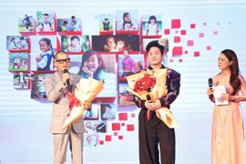 Ca sỹ Tùng Dương và đạo diễn Việt Tú là Đại sứ của Quỹ Chạm yêu thương. (Ảnh: PV/Vietnam+)