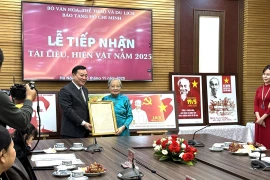 Tiến sỹ Vũ Mạnh Hà, Giám đốc Bảo tàng Hồ Chí Minh tiếp nhận tài liệu. (Ảnh: CTV/Vietnam+)