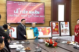 Tiến sỹ Vũ Mạnh Hà, Giám đốc Bảo tàng Hồ Chí Minh tiếp nhận tài liệu. (Ảnh: CTV/Vietnam+)