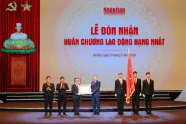 Tổng Bí thư Tô Lâm thay mặt Lãnh đạo Đảng và Nhà nước trao Huân chương Lao động hạng Nhất tặng Báo Nhân Dân. (Ảnh:CTV/Vietnam+)