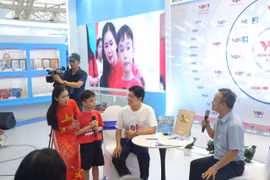 Nhạc sỹ Nguyễn Văn Chung giao lưu cùng khán giả tại không gian triển lãm “80 năm Tiếng nói Việt Nam đồng hành cùng đất nước.” (Ảnh: PV/Vietnam+)