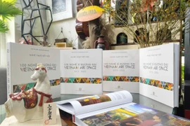 Cuốn sách tạo nên không gian nghệ thuật Việt Nam - một vũ trụ của cảm xúc, ký ức và niềm tin vào cái đẹp. (Ảnh: PV/Vietnam+)