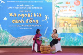 Tiến sỹ giáo dục-nhà thơ Nguyễn Thụy Anh (trái) trong buổi ra mắt tủ sách Giải thưởng Văn học Kim Đồng ngày 24/4 tại Hà Nội. (Ảnh: PV/Vietnam+)