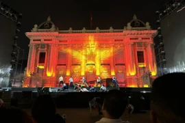 Trình diễn ánh sáng trên phông nền Nhà hát Lớn Hà Nội. (Ảnh: PV/Vietnam+)