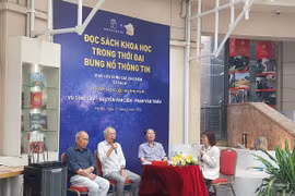 Buổi giao lưu có sự góp mặt của các chuyên gia là Chủ biên Bộ sách Khoa học và Khám phá của Nhà xuất bản Trẻ. (Ảnh: Minh Thu/Vietnam+)