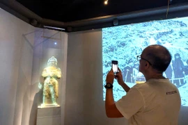 Nhờ công nghệ, người xem có thể tiếp cận cổ vật với những góc nhìn mới mẻ. (Ảnh: Minh Thu/Vietnam+)