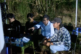 (Thứ hai từ phải sang) Nhà báo Nguyễn Kim Khiêm, Phó Giám đốc Cơ quan Báo và phát thanh, truyền hình Hà Nội, nhà sản xuất và đồng đạo diễn của phim “Huyền tình Dạ Trạch” chỉ đạo tại hiện trường. (Ảnh: PV/Vietnam+)