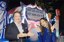 Đại sứ Marc E. Knapper và rapper Suboi tại Ngày hội Hữu nghị Việt Nam-Hoa Kỳ tại Hà Nội. (Ảnh: ĐSQ)