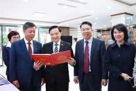 Các đại biểu tại Lễ ra mắt cuốn sách “80 năm Quốc hội Việt Nam - Những dấu ấn lịch sử“. (Ảnh: PV/Vietnam+)