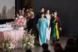 Nghệ sỹ Ưu tú Thanh Tâm (trái) và Nghệ sỹ Nhân dân Thúy Hường (phải) trong buổi ra mắt MV của ca sỹ Vũ Thùy Linh. (Ảnh: PV/Vietnam+)