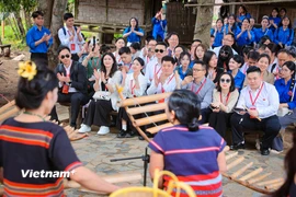 Du khách hòa trong không gian văn hóa đồng bào tại Làng Văn hóa Du lịch các dân tộc Việt Nam. (Ảnh: PV/Vietnam+)