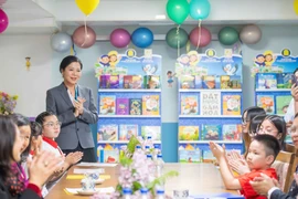 Phu nhân Ngô Phương Ly tới thăm lớp học tiếng Việt tại Belarus. (Ảnh: Minh Nhật)