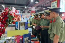 Đông đảo khách tham quan đã ghé thăm triển lãm của ngành. (Ảnh: Minh Thu/Vietnam+)