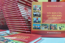 Cuốn sách “Lúc dân cần, lúc dân khó, có Công an” khẳng định truyền thống vẻ vang của lực lượng Công an nhân dân tuyệt đối trung thành với Đảng, với Tổ quốc, gắn bó máu thịt với nhân dân. (Ảnh: Minh Thu/Vietnam+)