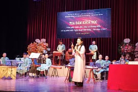 Nghệ sỹ Nhân dân Thanh Ngoan cùng dàn nhạc tái hiện một đoạn trong sáng tác âm nhạc chèo của nhạc sỹ Hoàng Kiều. (Ảnh: Minh Thu/Vietnam+)
