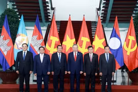 Tổng Bí thư Tô Lâm, Chủ tịch Đảng Nhân dân Campuchia, Chủ tịch Thượng viện Campuchia Hun Sen, Tổng Bí thư Đảng Nhân dân Cách mạng Lào, Chủ tịch nước Lào Thongloun Sisoulith, Thủ tướng Phạm Minh Chính, Thủ tướng Campuchia Hun Manet và Thủ tướng Lào Sonexay Siphandone chụp ảnh chung ngày 22/2/2025. (Ảnh: Thống Nhất/TTXVN)