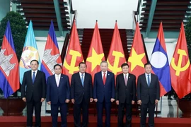 Tổng Bí thư Tô Lâm, Chủ tịch Đảng Nhân dân Campuchia, Chủ tịch Thượng viện Campuchia Hun Sen, Tổng Bí thư Đảng Nhân dân Cách mạng Lào, Chủ tịch nước Lào Thongloun Sisoulith, Thủ tướng Phạm Minh Chính, Thủ tướng Campuchia Hun Manet và Thủ tướng Lào Sonexay Siphandone chụp ảnh chung ngày 22/2/2025. (Ảnh: Thống Nhất/TTXVN)