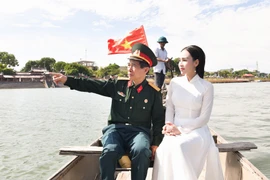 Ca sỹ Khánh Ly vào vai một cô gái theo cha trở lại chiến trường xưa. (Ảnh: PV/Vietnam+)