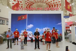 Khách tham quan trải nghiệm khu trưng bày của Đài Tiếng nói Việt Nam tại Triển lãm Thành tựu đất nước. (Ảnh: PV/Vietnam+)