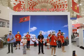 Khách tham quan trải nghiệm khu trưng bày của Đài Tiếng nói Việt Nam tại Triển lãm Thành tựu đất nước. (Ảnh: PV/Vietnam+)