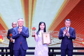 Tác giả Cao Thị Thuỳ Giang, Báo Điện tử VietnamPlus, Thông tấn xã Việt Nam nhận Giải B Giải Búa liềm vàng lần thứ IX-năm 2024. (Ảnh: Phương Hoa/TTXVN)