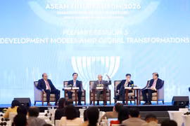 Các diễn giả tại phiên toàn thể "Những mô hình phát triển mới trong bối cảnh chuyển dịch toàn cầu." (Ảnh: An Đăng/TTXVN)