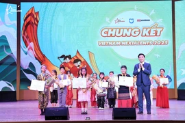 Ban Tổ chức trao giải Nhất cho các thí sinh. (Ảnh: PV/Vietnam+)