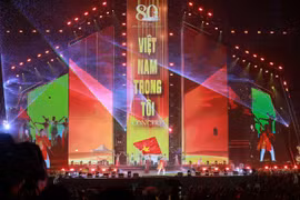 Mưa trắng trời, hàng vạn khán giả vẫn hòa mình vào concert 'Việt Nam trong tôi’