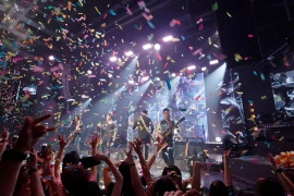 Trong chương trình kỷ niệm 30 năm thành lập, ban nhạc Bức Tường sử dụng các bản phối mới, với sự kết hợp cùng Rap, nhạc cụ truyền thống, tạo nên một không gian giàu cảm xúc và đậm chất đương đại. (Ảnh minh họa: PV/Vietnam+)