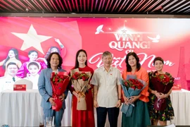 Giáo sư-Tiến sỹ-Anh hùng lao động Nguyễn Anh Trí (giữa) cùng êkip thực hiện MV. (Ảnh: PV/Vietnam+)