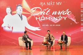 Nghệ sỹ Nhân dân Quốc Hưng (giữa) hiện là Giám đốc Học viện Âm nhạc Quốc gia Việt Nam. (Ảnh: Hà Hải Dương/Vietnam+)