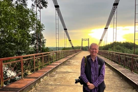 Thomas Bo Pedersen tại vĩ tuyến 17 trong một chuyến công tác với chương trình rà phá bom mìn Project Renew. (Ảnh: NVCC)