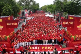 Biển người nhuộm đỏ khu vực phố đi bộ Hồ Hoàn Kiếm. (Ảnh: CTV/Vietnam+)