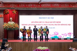Bí thư Thành ủy Hà Nội Nguyễn Duy Ngọc trao Quyết định thành lập Cơ quan Báo và phát thanh, truyền hình Hà Nội cùng các quyết định bổ nhiệm lãnh đạo Cơ quan. (Ảnh: Vũ Quang/TTXVN)