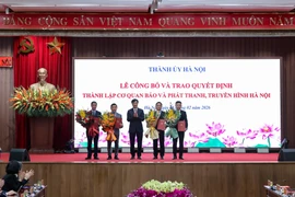 Bí thư Thành ủy Hà Nội Nguyễn Duy Ngọc trao Quyết định thành lập Cơ quan Báo và phát thanh, truyền hình Hà Nội cùng các quyết định bổ nhiệm lãnh đạo Cơ quan. (Ảnh: Vũ Quang/TTXVN)