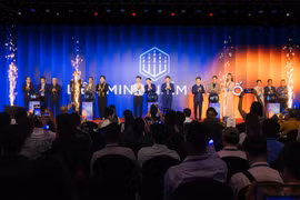 Đại diện cơ quan quản lý Nhà nước, doanh nghiệp và người nổi tiếng ra mắt Liên minh “Niềm tin số”. (Ảnh: PV/Vietnam+)