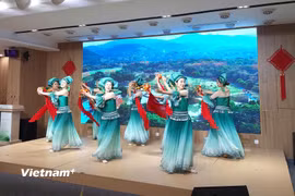 Chương trình nghệ thuật “Gặp gỡ Quảng Tây (Bách Sắc).” (Ảnh: Minh Thu/Vietnam+)