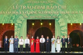 Các tác giả, nhóm tác giả được trao giải A tại lễ trao giải báo chí về phát triển văn hóa và xây dựng người Hà Nội thanh lịch, văn minh. (Ảnh: CTV/Vietnam+)