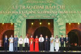 Các tác giả, nhóm tác giả được trao giải A tại lễ trao giải báo chí về phát triển văn hóa và xây dựng người Hà Nội thanh lịch, văn minh. (Ảnh: CTV/Vietnam+)