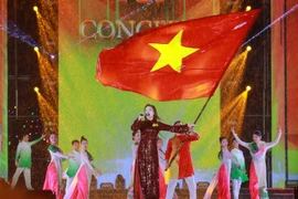 Một tiết mục trong chương trình có sự góp mặt của ca sỹ Dương Hoàng Yến. (Ảnh: Khánh Hòa/TTXVN)