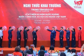 Ông Nguyễn Trọng Nghĩa, Uỷ viên Bộ Chính trị, Bí thư Trung ương Đảng, Trưởng Ban Tuyên giáo và Dân vận Trung ương và các đại biểu thực hiện nghi Lễ khai trương Trung tâm Báo chí. (Ảnh: Hoàng Hiếu/TTXVN)