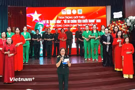 Chương trình văn nghệ tri ân những người đã ngã xuống. (Ảnh: Minh Thu/Vietnam+)