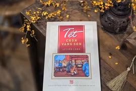 Cuốn sách dày 234 trang, có nhiều hình ảnh minh họa về các nghi lễ ngày Tết trong cung đình. (Ảnh: NVCC)